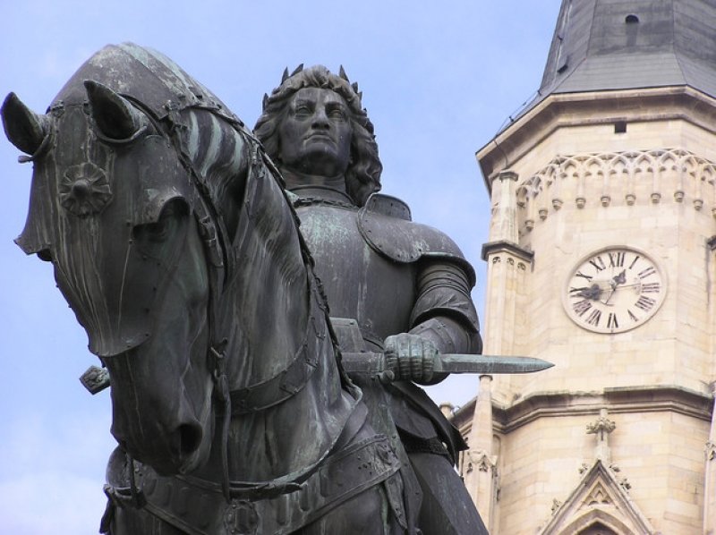 Mátyás király lovasszobra Kolozsváron.
